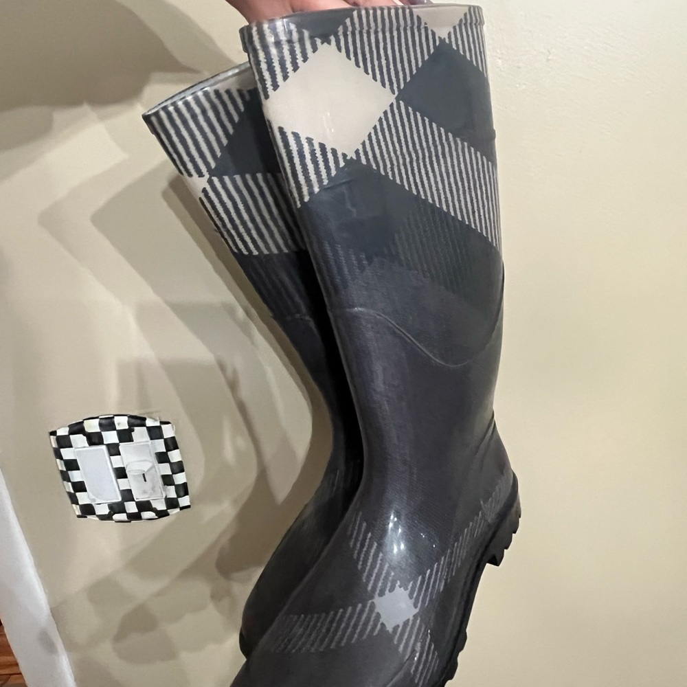 Burberry rain boots size 40
